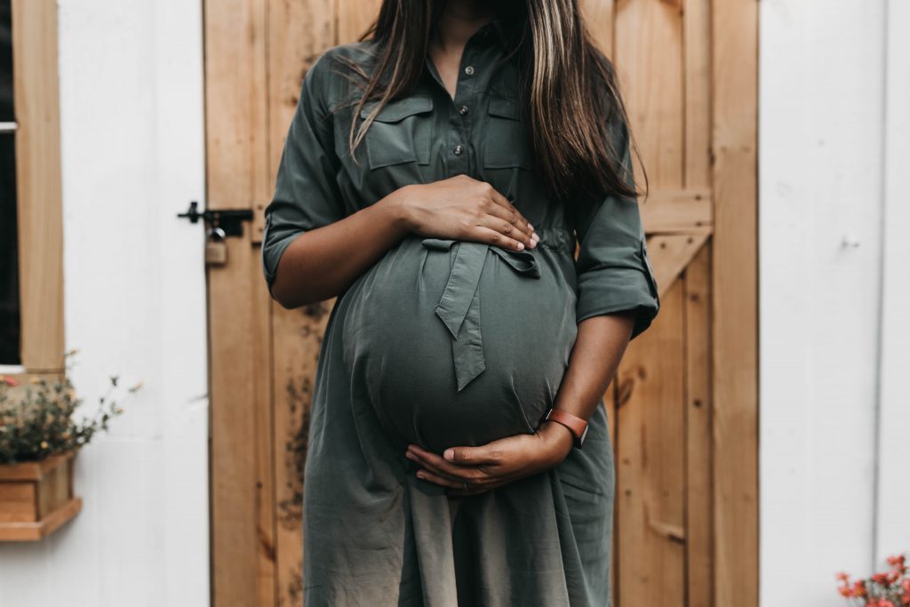 Boekreview Vrije Geboorte over natuurlijk bevallen - Anna Myrthe Korteweg | Help ik ben zwanger | Moeders en minimalisme | Minimale babyuitzet | Tidy Minds